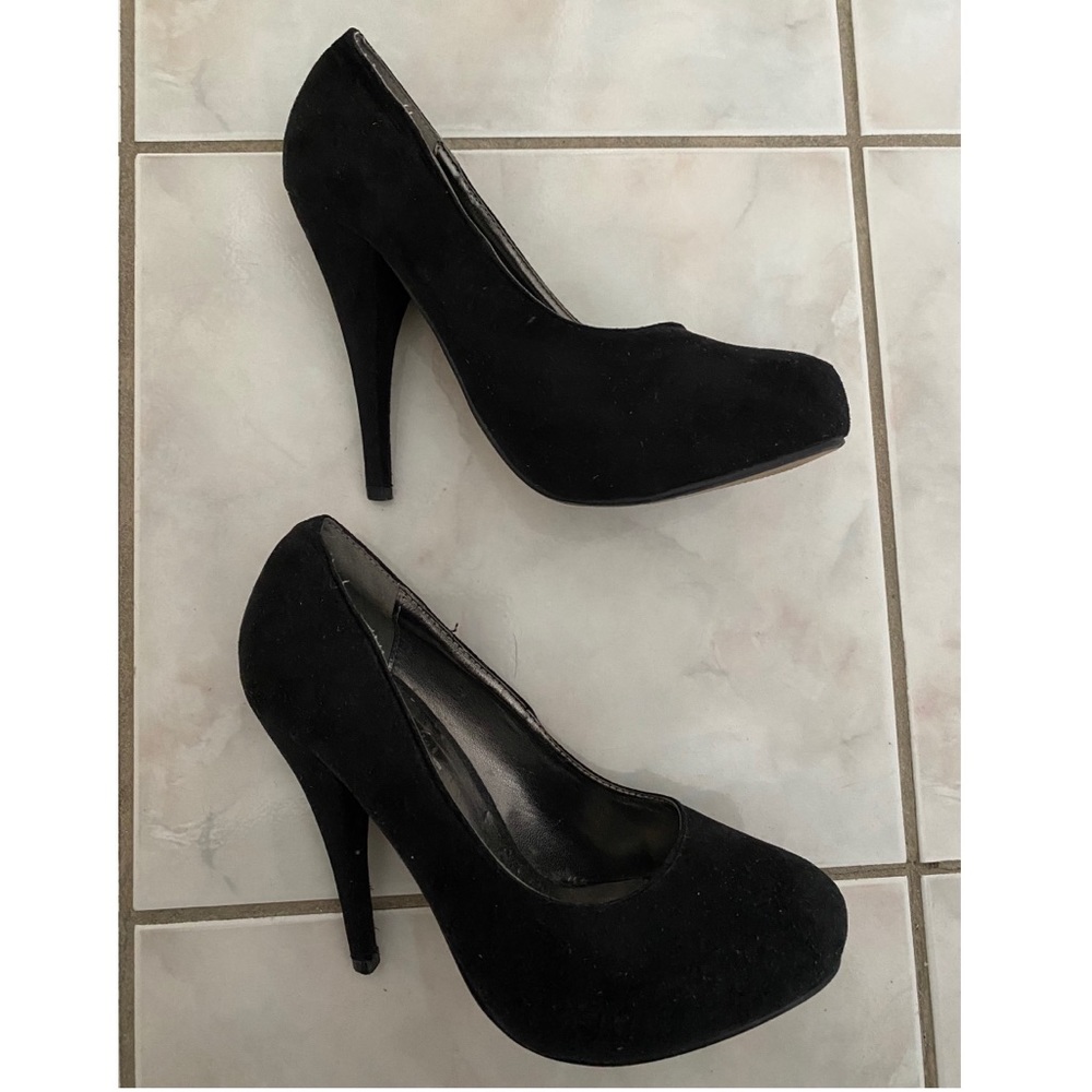 Black closed toe heels